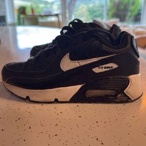Nike Air Max
Tie closure